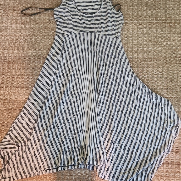 Calvin Klein White and Black Midi Dress with Elegant Silhouette - Picture 4 of 5